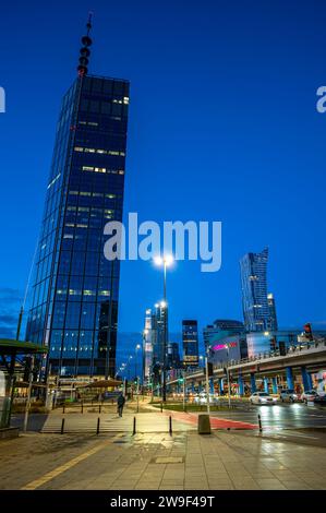 Varsavia, Polonia - 26 dicembre 2023: Vista del centro della città con le forme sfocate dei veicoli. Foto Stock