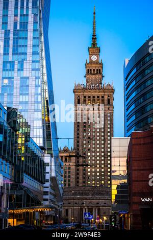 Varsavia, Polonia - 26 dicembre 2023: Palazzo della Cultura e della Scienza. Foto Stock