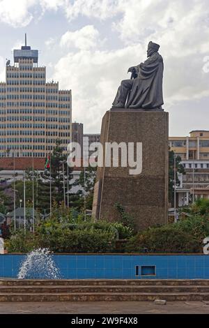 Nairobi, Kenya - 9 luglio 2017: Statua di Jomo Kenyatta seduta davanti alla magistratura nella capitale Nairobi, Kenya Africa. Foto Stock