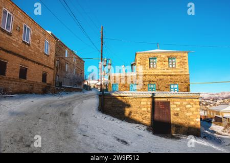 Paesaggio invernale di una strada nel villaggio di Kubachi nel Daghestan Foto Stock