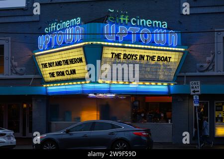 Seattle - 26 dicembre 2023; sede del SIFF Cinema Uptown con insegna illuminata Foto Stock