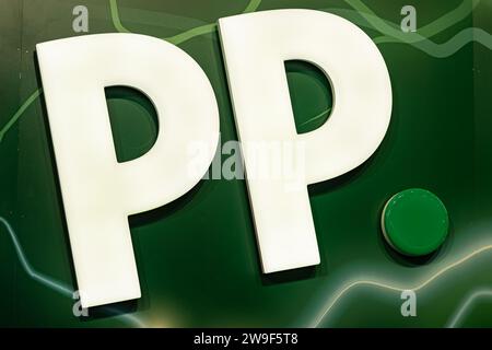 Alexandra Palace, Londra, Regno Unito. 27 dicembre 2023. 2023/24 PDC Paddy Power World Darts Championships Day 10 Evening Session; il logo dello sponsor del titolo credito: Action Plus Sports/Alamy Live News Foto Stock