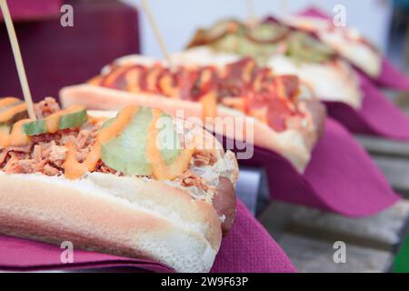 Varietà di hot dog con diversi ingredienti in fila sul bancone di un camion alimentare Foto Stock