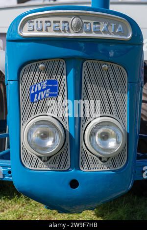 Drayton.Somerset.regno unito.19 agosto 2023.Un Fordson Super Dexta restaurato è in mostra ad un evento agricolo di Yesterdays Foto Stock