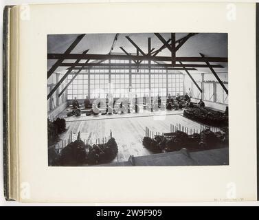 Interno dei fermentatori aneta mineh, area di accoglienza Helvetia, Sumatra (Fermentierscheune interior Empfangsraum Helvetia), Carl J. Kleingrothothy, c. 1885 - 1900 Fotografia sala ricevimento nel Fermenteerschuur Aneta Mineh della compagnia di tabacco Helvetia della Deli Maatschappij a Sumatra. Parte dell'album fotografico di Sumatra di Paul e Lucie Sandel del del 1900. Supporto fotografico Sumatra Sumatra Foto Stock