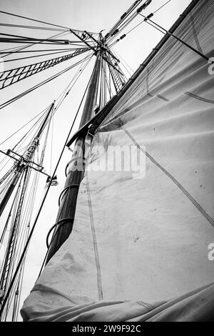 Gli alberi e il sartiame della replica della goletta da pesca di Grand Banks Bluenose II che naviga da Lunenburg, nuova Scozia, Canada. Foto Stock