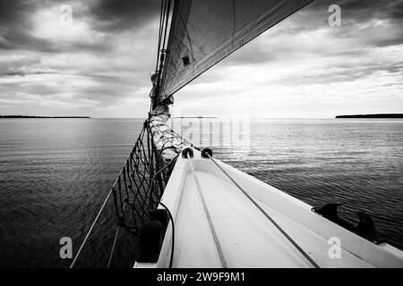 Gli alberi e il sartiame della replica della goletta da pesca di Grand Banks Bluenose II che naviga da Lunenburg, nuova Scozia, Canada. Foto Stock