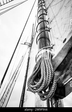 Gli alberi e il sartiame della replica della goletta da pesca di Grand Banks Bluenose II che naviga da Lunenburg, nuova Scozia, Canada. Foto Stock