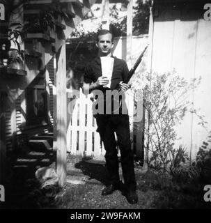 Foto di Lee Harvey Oswald con un fucile, presi in Oswald's Back Yard, Neely Street, Dallas Texas, marzo 1963. La foto è stata Commissione Warren presentano 133-A. Foto Stock