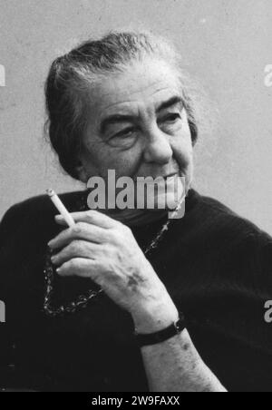 Golda Meir, Golda Meir (Mabovitch; 1898 – 1978) politico israeliano che ha servito come quarto primo ministro di Israele dal 1969 al 1974. Foto Stock