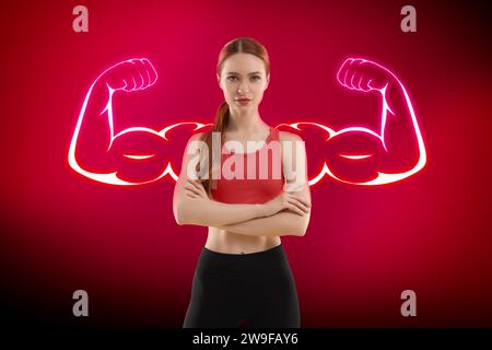 Donna atletica e illustrazione delle braccia muscolari dietro di lei su sfondo rosso Foto Stock