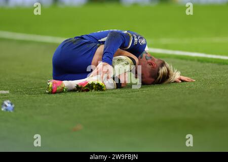 27 dicembre 2023; Stamford Bridge, Chelsea, Londra, Inghilterra: Premier League Football, Chelsea contro Crystal Palace; Mykhaylo Mudryk del Chelsea cade ferito Foto Stock