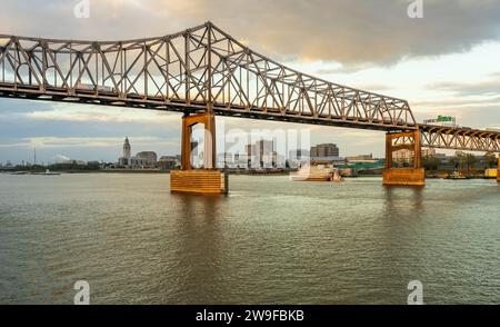 Tramonta sul ponte Horace Wilkinson che porta l'interstate 10 sul fiume Mississippi fino allo skyline di Baton Rouge, la capitale dello stato della Louisiana Foto Stock