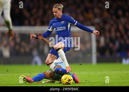 27 dicembre 2023; Stamford Bridge, Chelsea, Londra, Inghilterra: Premier League Football, Chelsea contro Crystal Palace; Nathaniel Clyne del Crystal Palace affronta Mykhaylo Mudryk del Chelsea Foto Stock