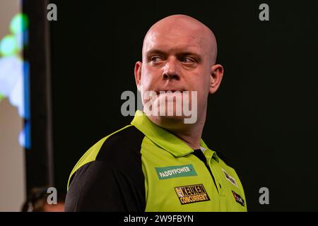 Alexandra Palace, Londra, Regno Unito. 27 dicembre 2023. 2023/24 PDC Paddy Power World Darts Championships Day 10 Evening Session; Michael van Gerwen Credit: Action Plus Sports/Alamy Live News Foto Stock