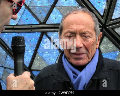 Manhattan, New York, U.S.A. 27 dicembre 2023. New York, New York. Il cantante/attore Paul Anka svela il ballo della vigilia di Capodanno in cima a One Times Square (Credit Image: © Samantha Cotler/ZUMA Press Wire) SOLO PER USO EDITORIALE! Non per USO commerciale! Foto Stock