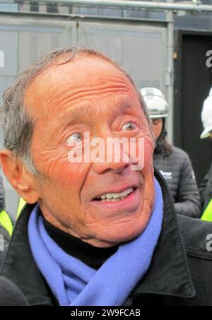 Manhattan, New York, U.S.A. 27 dicembre 2023. New York, New York. Il cantante/attore Paul Anka svela il ballo della vigilia di Capodanno in cima a One Times Square (Credit Image: © Samantha Cotler/ZUMA Press Wire) SOLO PER USO EDITORIALE! Non per USO commerciale! Foto Stock