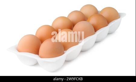 Una scatola di dieci uova fresche marroni isolate su fondo bianco, con la naturale variazione di colore e il concetto di prodotto biologico Foto Stock