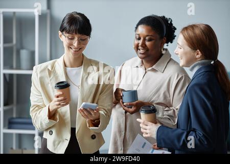 Sorridere donne d'affari diverse durante la pausa caffè Foto Stock