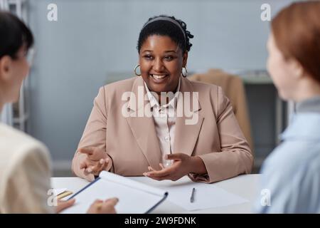 Allegro candidato al lavoro che parla durante il colloquio Foto Stock