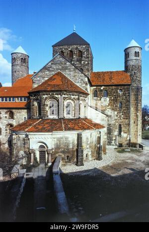 Hildesheim, Germania. St Michael's Church, 1001-1033. Coro occidentale con ingresso cripta. Vista da sud. 1907-1910 restaurato in aggiunta originale. In 1 Foto Stock
