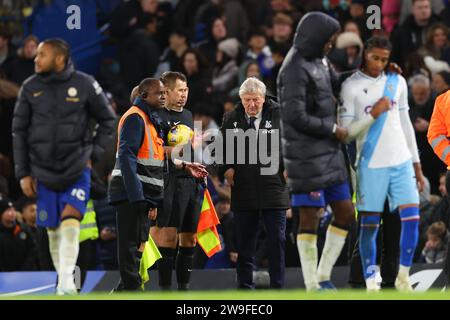 27 dicembre 2023; Stamford Bridge, Chelsea, Londra, Inghilterra: Premier League Football, Chelsea contro Crystal Palace; Crystal Palace Manger Roy Hodgson affronta l'arbitro Michael Salisbury a tempo pieno dopo la sconfitta del 2-1 Foto Stock