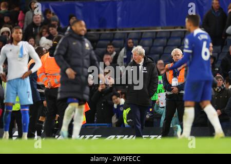 27 dicembre 2023; Stamford Bridge, Chelsea, Londra, Inghilterra: Premier League Football, Chelsea contro Crystal Palace; Crystal Palace Manger Roy Hodgson affronta l'arbitro Michael Salisbury a tempo pieno dopo la sconfitta del 2-1 Foto Stock