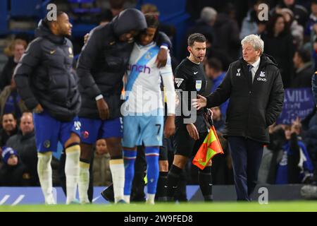 27 dicembre 2023; Stamford Bridge, Chelsea, Londra, Inghilterra: Premier League Football, Chelsea contro Crystal Palace; Crystal Palace Manger Roy Hodgson affronta l'arbitro Michael Salisbury a tempo pieno dopo la sconfitta del 2-1 Foto Stock