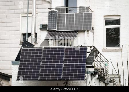 Balkonkraftwerk: Solarpanele einer Photovoltaikanlage am Balkon eines Mahrfamilienhauses in Aachen wandelt Sonnenenergie in elektrischen Strom für den Hausgebrauch um. *** Centrale elettrica con balcone i pannelli solari di un impianto fotovoltaico sul balcone di una casa di famiglia ad Aquisgrana convertono l'energia solare in energia elettrica per uso domestico Foto Stock