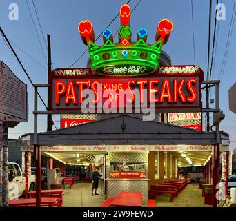 All'alba, il cartello al neon Pat's King of Steaks si illumina al 9° e Passyunk nel mercato italiano della città. Foto Stock