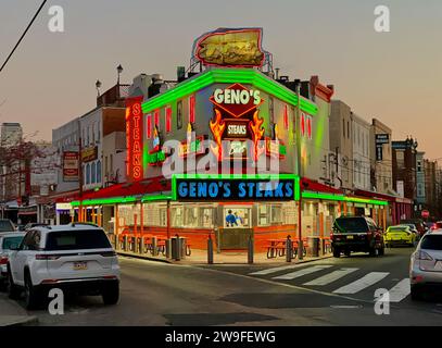 Geno's Steaks, un pilastro del mercato italiano di Filadelfia, si illumina al neon all'alba. Foto Stock