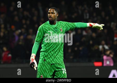 Mike Maignan del Milan gesti durante la partita di serie A TIM tra US Salernitana e AC Milan allo Stadio Arechi di Salerno, Italia, il 22 dicembre 202 Foto Stock