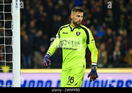 Benoit Costil degli Stati Uniti Salernitana guarda durante il match di serie A TIM tra US Salernitana e AC Milan allo Stadio Arechi di Salerno, Italia, il 22 dicembre Foto Stock