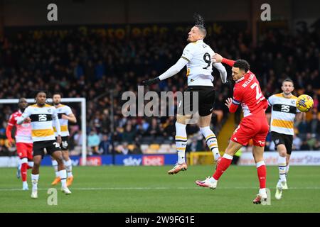 Burslem, Regno Unito, 26 dicembre 2023. Il numero 9 di Port vale, Ryan Loft, in azione nella EFL League One pareggiando in casa contro Barnsley. Crediti: TeeGeePix/Alamy Live News Foto Stock