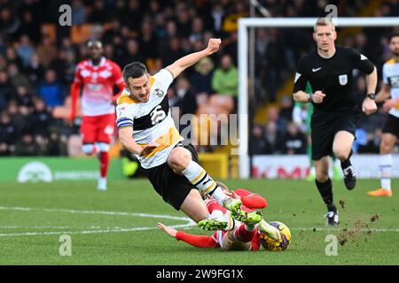 Burslem, Regno Unito, 26 dicembre 2023. Il numero 8 di Port vale, Ben Garrity, è abbattuto sotto una sfida dal Barnsley numero 48, Luca Connell, durante il pareggio della EFL League One in casa di Barnsley. Crediti: TeeGeePix/Alamy Live News Foto Stock