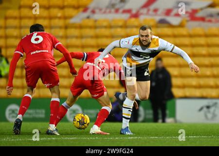 Burslem, Regno Unito, 26 dicembre 2023. Il numero 29 di Port vale, James Wilson, in azione nella EFL League One pareggia in casa contro Barnsley. Crediti: TeeGeePix/Alamy Live News Foto Stock