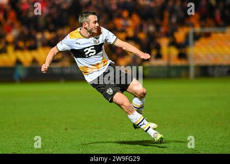 Burslem, Regno Unito, 26 dicembre 2023. Il numero 8 di Port vale, Ben Garrity, in azione nella EFL League One pareggia in casa di Barnsley. Crediti: TeeGeePix/Alamy Live News Foto Stock