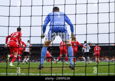 Burslem, Regno Unito, 26 dicembre 2023. Il numero 24 di Port vale, Rhys Walters, prende di mira il Barnsley Keeper Liam Roberts attraverso un'affollata area di rigore durante il match casalingo di vale League One Boxing Day. Crediti: TeeGeePix/Alamy Live News Foto Stock