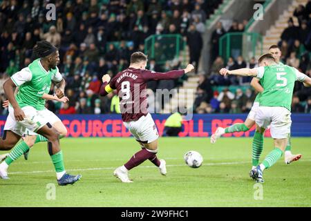 Easter Road Edimburgo, Regno Unito. 27 dicembre 2023. Durante il Cinch Scottish Premiership Match tra Hibernian e Hearts, Lawrence Shankland di Hearts vince l'ultimo minuto (crediti fotografici: Alamy Live News/David Mollison) Credit: David Mollison/Alamy Live News Foto Stock