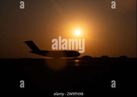 Un C-17 Globemaster III della U.S. Air Force assegnato al 89th Expeditionary Airlift Squadron, Wright-Patterson Air Force base, Ohio, si prepara a decollare in un luogo non rivelato all'interno dell'area di responsabilità del comando centrale degli Stati Uniti, 22 dicembre 2023. Il C-17 è un aereo da trasporto strategico, in grado di trasportare oltre 150.000 libbre di carico. (Foto U.S. Air Force di Airman 1st Class Stassney Davis) Foto Stock