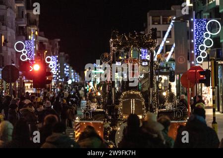 Eine Parade von CA. 100 weihnachtlich beleuchteten Traktoren kersttractoren führt durch die Gemeinde Koksijde an der belgischen Küste an den Promenaden von Sint Idesbald, Koksijde und Oostduinkerke vorbei 27.12.2023 Koksijde Koksijde Bad Westflandern Belgien *** Una sfilata di circa 100 trattori illuminati a Natale kersttractoren conduce attraverso il comune di Koksijde sulla costa belga passando per le passeggiate di Sint Idesbald, Koksijde e Oostduinkerke 27 12 2023 Koksijde Koksijde Bad ovest Flandre Belgio Foto Stock