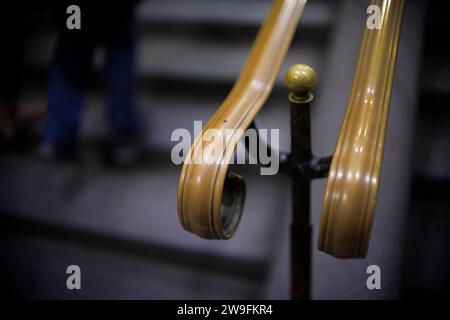 Corrimano lucido con supporti in metallo, persone sfocate sullo sfondo sulle scale. Foto Stock