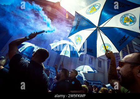 Buenos Aires, Argentina. 27 dicembre 2023. I manifestanti tengono fumogeni durante la dimostrazione. I membri della Confederazione generale dei lavoratori argentini e le organizzazioni sociali protestano contro le riforme economiche del nuovo presidente argentino Javier Milei, fuori dal Palazzo di giustizia di Buenos Aires, Argentina. Credito: SOPA Images Limited/Alamy Live News Foto Stock