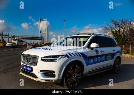 Auto di pattuglia della polizia turca Volvo XC90 sull'autostrada controllo della polizia di Istanbul prima del ponte Turkiye 12 27 2023 Foto Stock