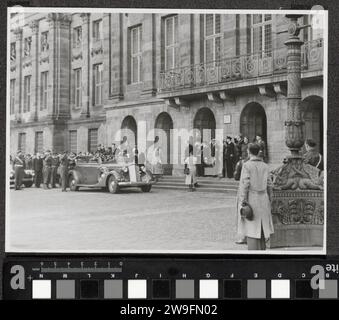 La regina Guglielmina entra nel Palazzo reale di Amsterdam durante il suo tasso di interesse ufficiale ad Amsterdam, 1945 Fotografia parte dell'album fotografico realizzato da Eva Pennink con registrazioni delle principesse Beatrix, Irene, Margriet e Marijke del periodo 1948-1951. DAM supporto fotografico stampa in argento gelatina regina, imperatrice, ecc. (moglie di un sovrano). palace Dam Foto Stock