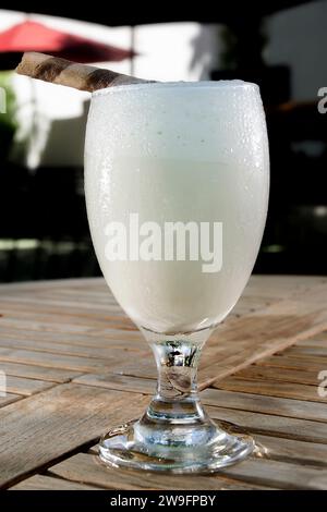 Un Milkshake al gusto di vaniglia viene messo sul tavolo Foto Stock
