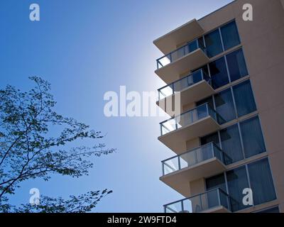 Miami, Florida, Stati Uniti - 20 novembre 2023: Camere con balconi dell'Hilton Miami Dadeland Hotel a Kendall. Foto Stock