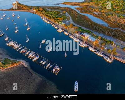 Vista aerea di file di yacht ancorati in un porticciolo a Queenscliff sulla penisola di Bellarine a Victoria, Australia. Foto Stock