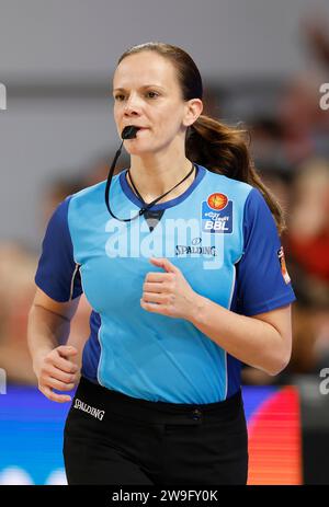 Bamberg, Deutschland. 27 dicembre 2023. Bild: Schiedsrichterin Anne Panther 27.12.2023, Basket, BBL, Bamberga Baskets - Wuerzburg Baskets, GER, Bamberg, Brose Arena. Credito: dpa/Alamy Live News Foto Stock