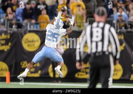 Charlotte, North Carolina, USA. 27 dicembre 2023. Il running back North Carolina Tar Heels OMARION HAMPTON (28) riceve un passaggio durante la prima metà della partita del Mayo Bowl del 2023 tra i North Carolina Tar Heels e i West Virginia Mountaineers al Bank of America Stadium di Charlotte, NC, il 27 dicembre 2023. (Immagine di credito: © Cory Knowlton/ZUMA Press Wire) SOLO USO EDITORIALE! Non per USO commerciale! Foto Stock